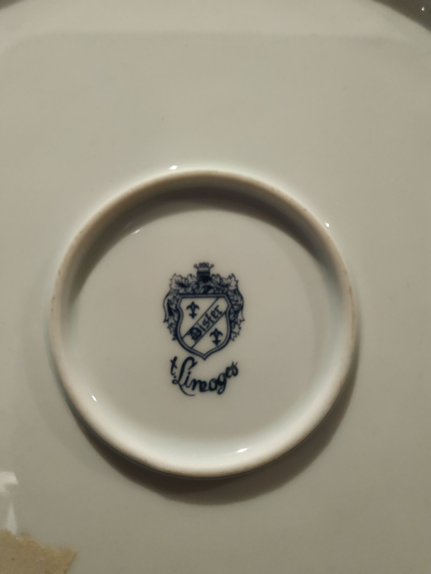 Várias peças de porcelana da Limoges