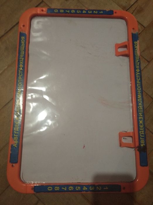 Магнитная доска, мольберт для рисования.