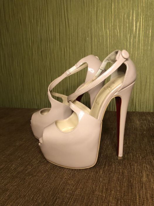 Бомоніжкі на високих підборах бежеві.