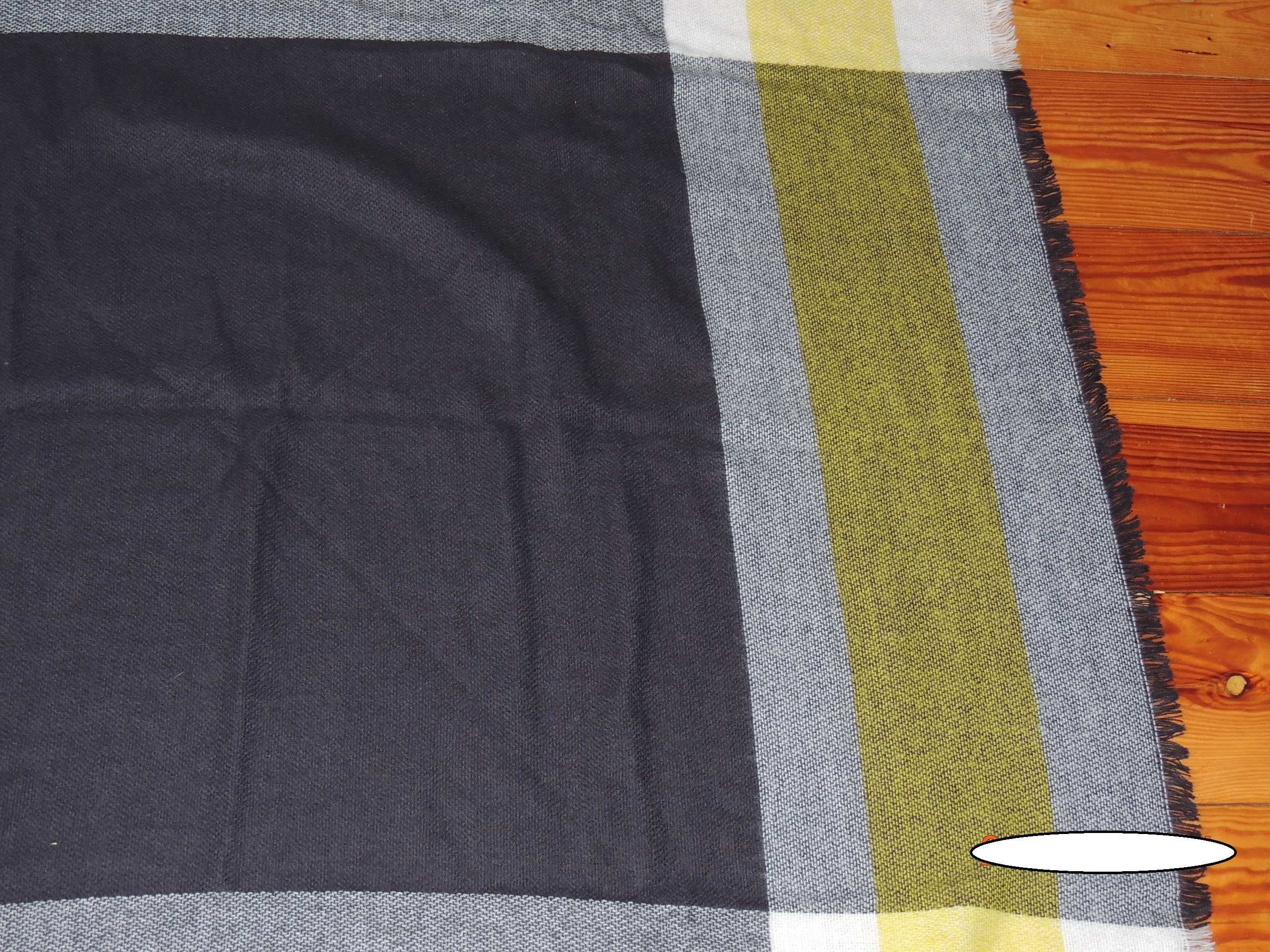 Chusta XXL cieplutka i mięciutka 140 cm x 140 cm - stan BDB