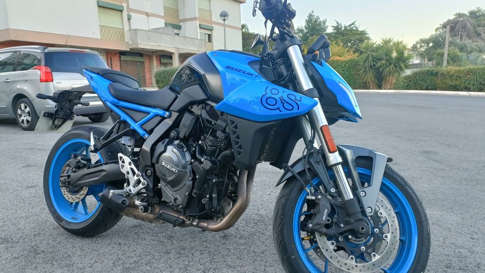 Suzuki GSX-8S.       .