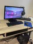 Komputer Asus razem z monitorem