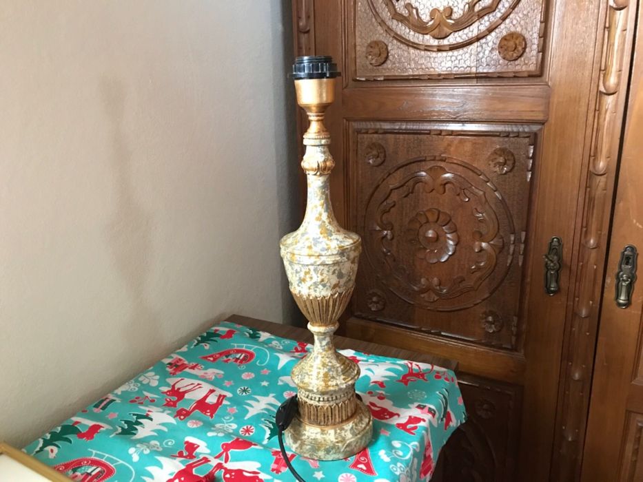 Diversos candeeiros, abatjors e coluna em alabastro