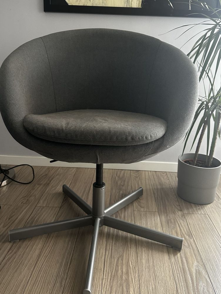 Fotel obrotowy z regulowaną wysokością skrustva marka Ikea