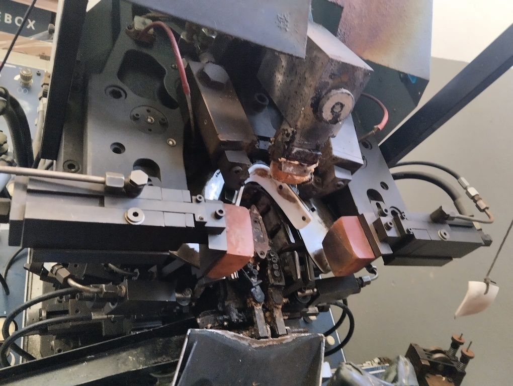 Maquina montar bicos Cerim K78