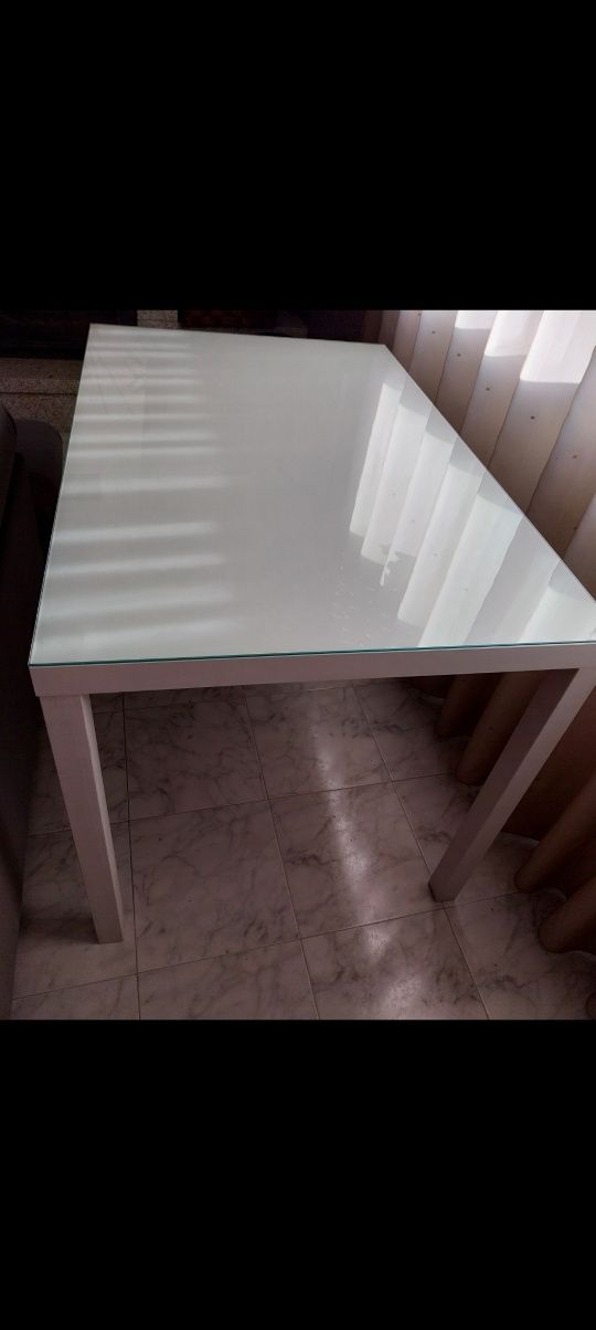 Mesa de madeira com aplicação de vidro