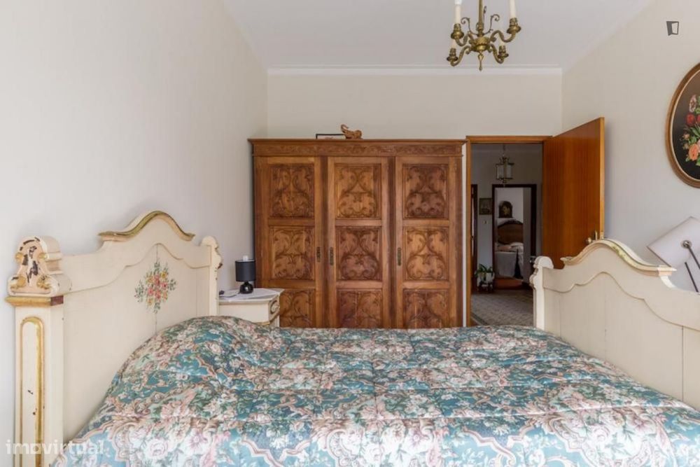 Quarto - localizado em Pedrouços Porto