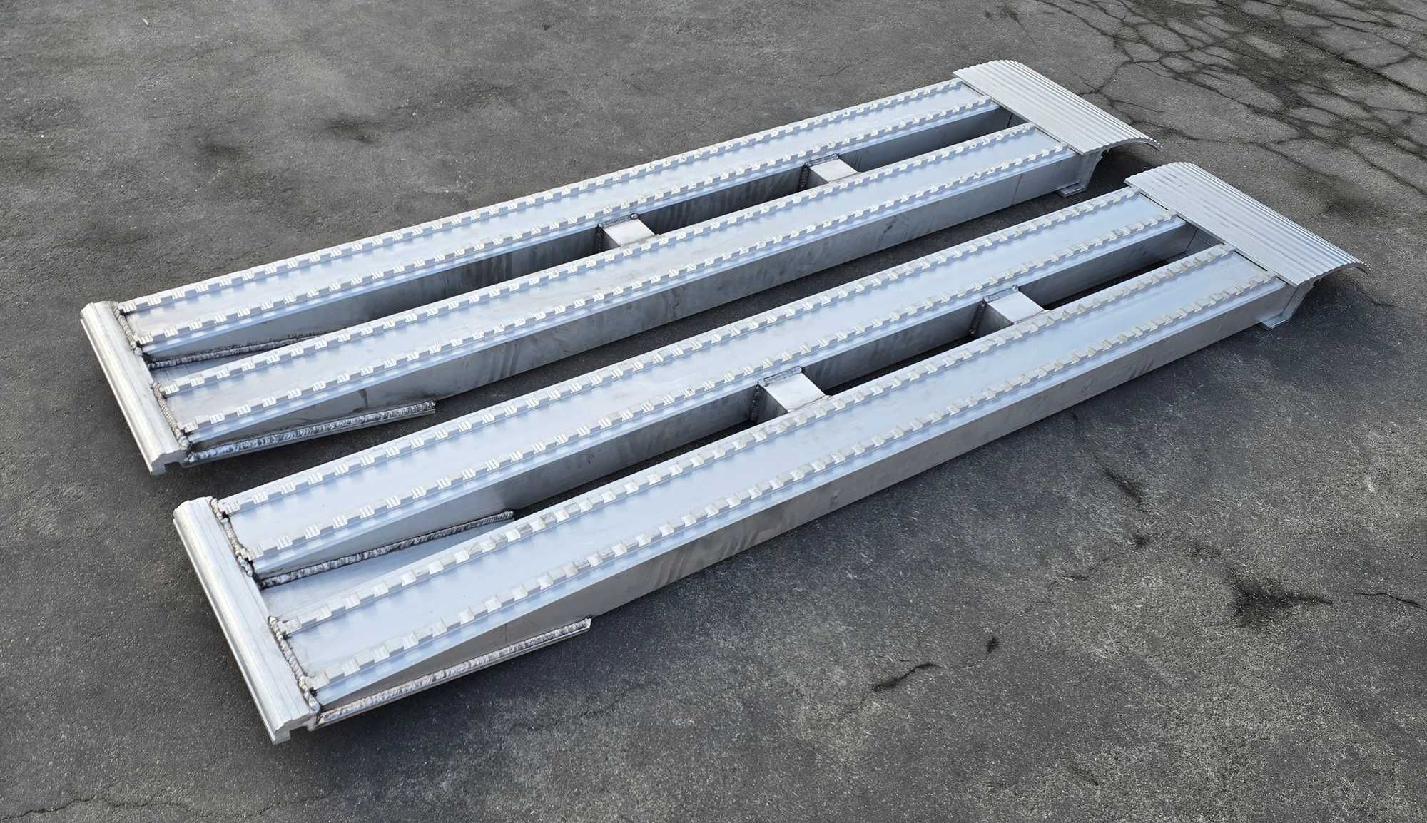 Najazdy aluminiowe PROFESSIONAL 2400x380x90mm mocowanie na płetwę 6ton