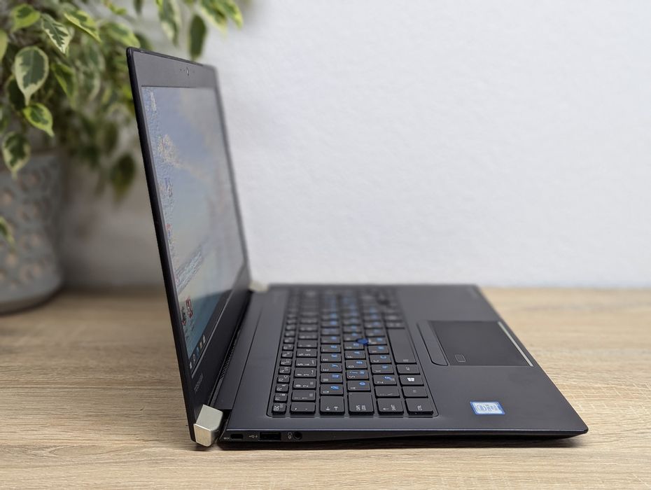 Гарний, стильний ноутбук Toshiba Tecra x30-D. Має сенсорний екран.