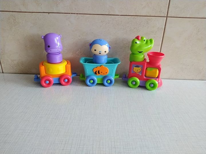 Pociąg Fisher Price lokomotywa ciuchcia grzechotki zwierzątka