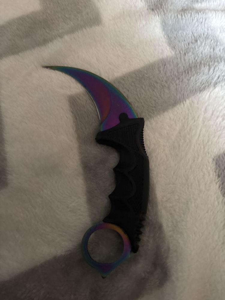 Nóż karambit wzorowany na kose z cs2