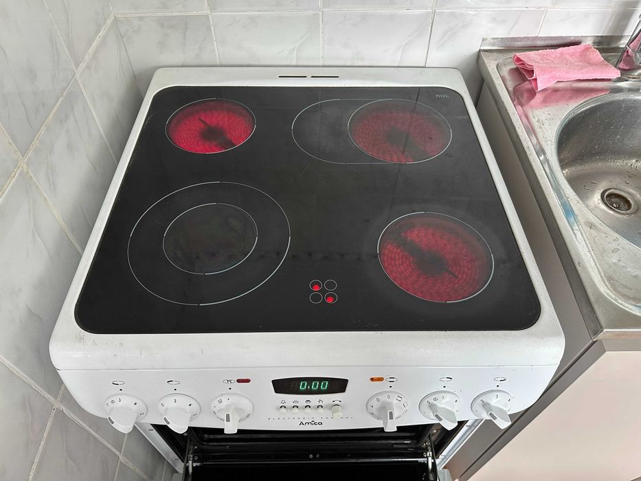 Продам електричну плиту Amica