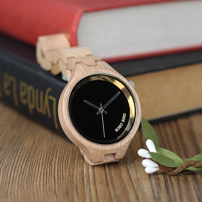 Jasny, drewniany zegarek w drewnianym pudełku