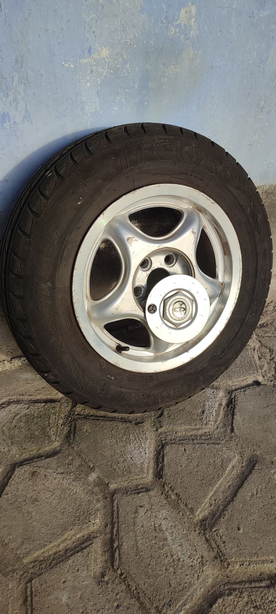 Продам запаску на Toyota 185/70 r14