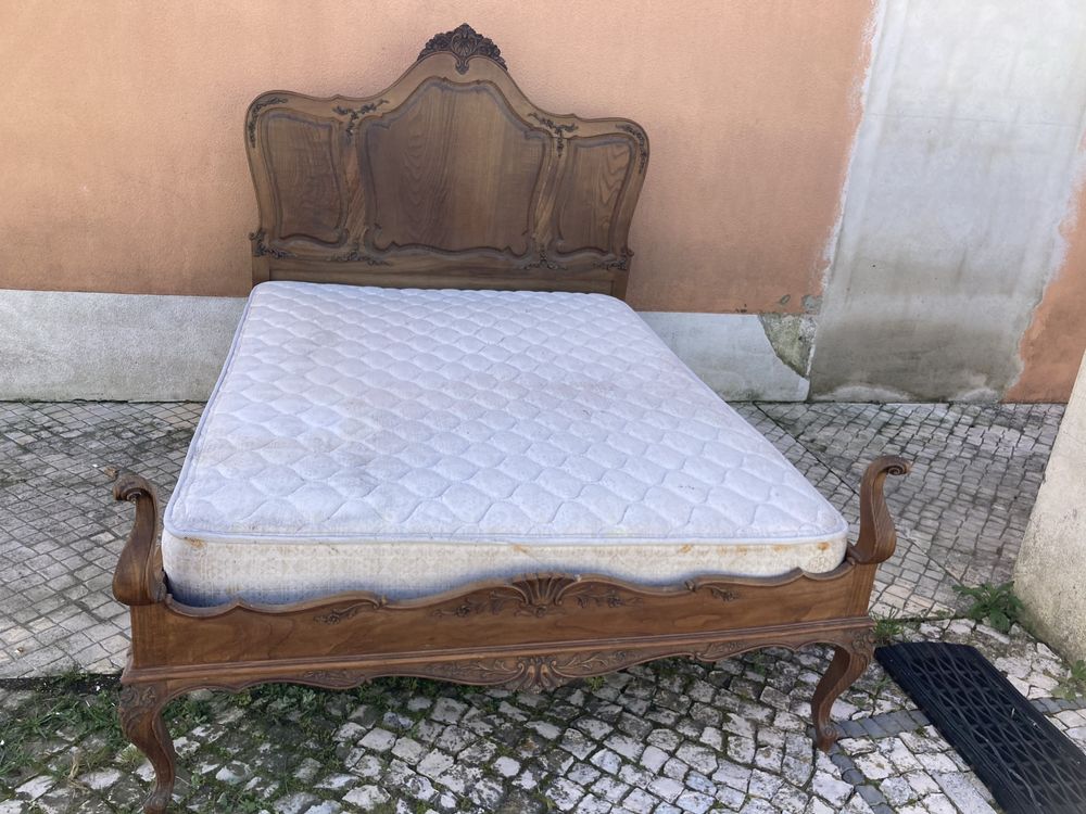 Cama de casal com colchão em bom estado