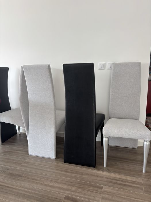 Cadeiras estofadas pretas e cinza