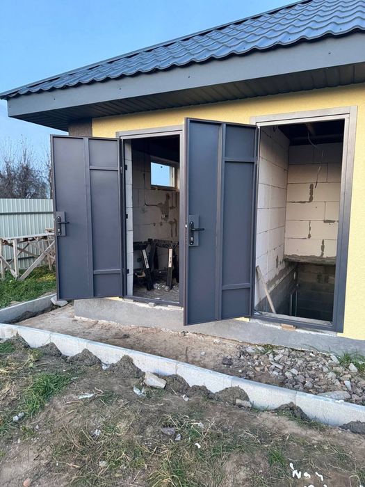 Двері вхідні металеві.