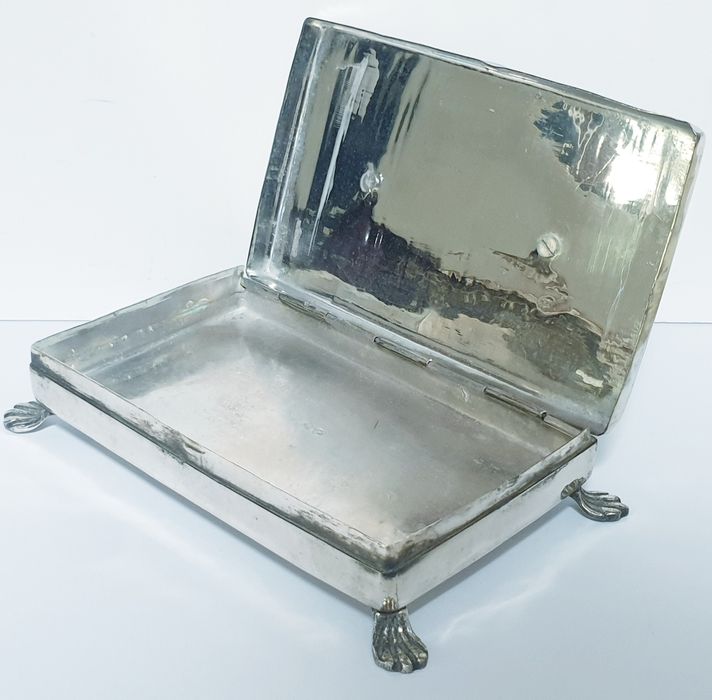 Fantastica antiga caixa / guarda joias com banho em prata