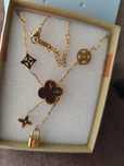 Colar dourado com cadeado