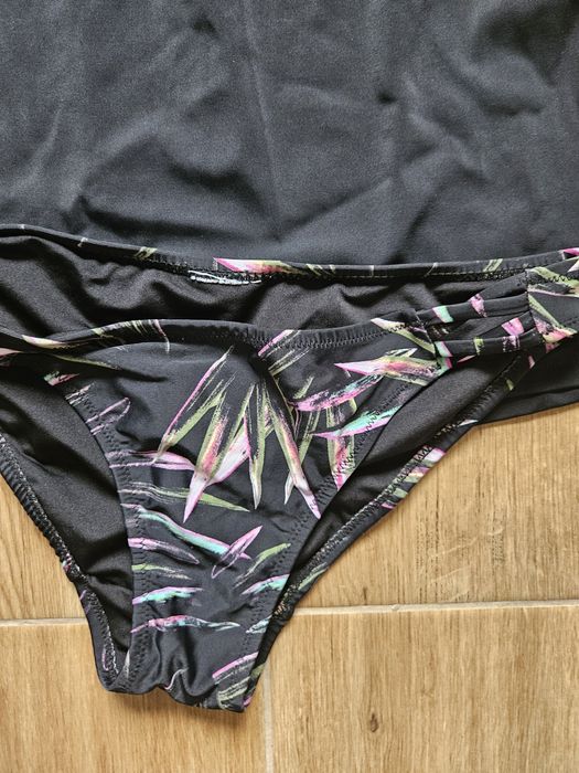 Świetny czarny strój kąpielowy z bluzeczką zabudowany stan bardzo dobr