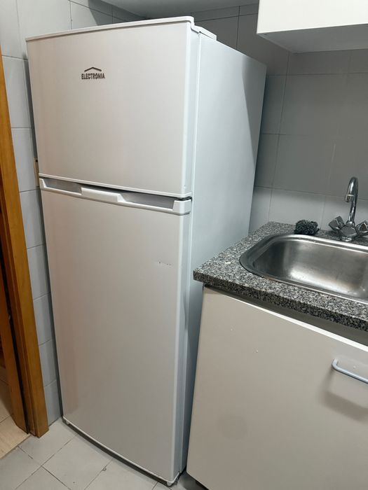 Oportunidade!! Frigorifico Eletronia 143cm 204 L branco Novo!!