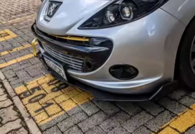 Lábio frontal e barbatana tubarao traseira