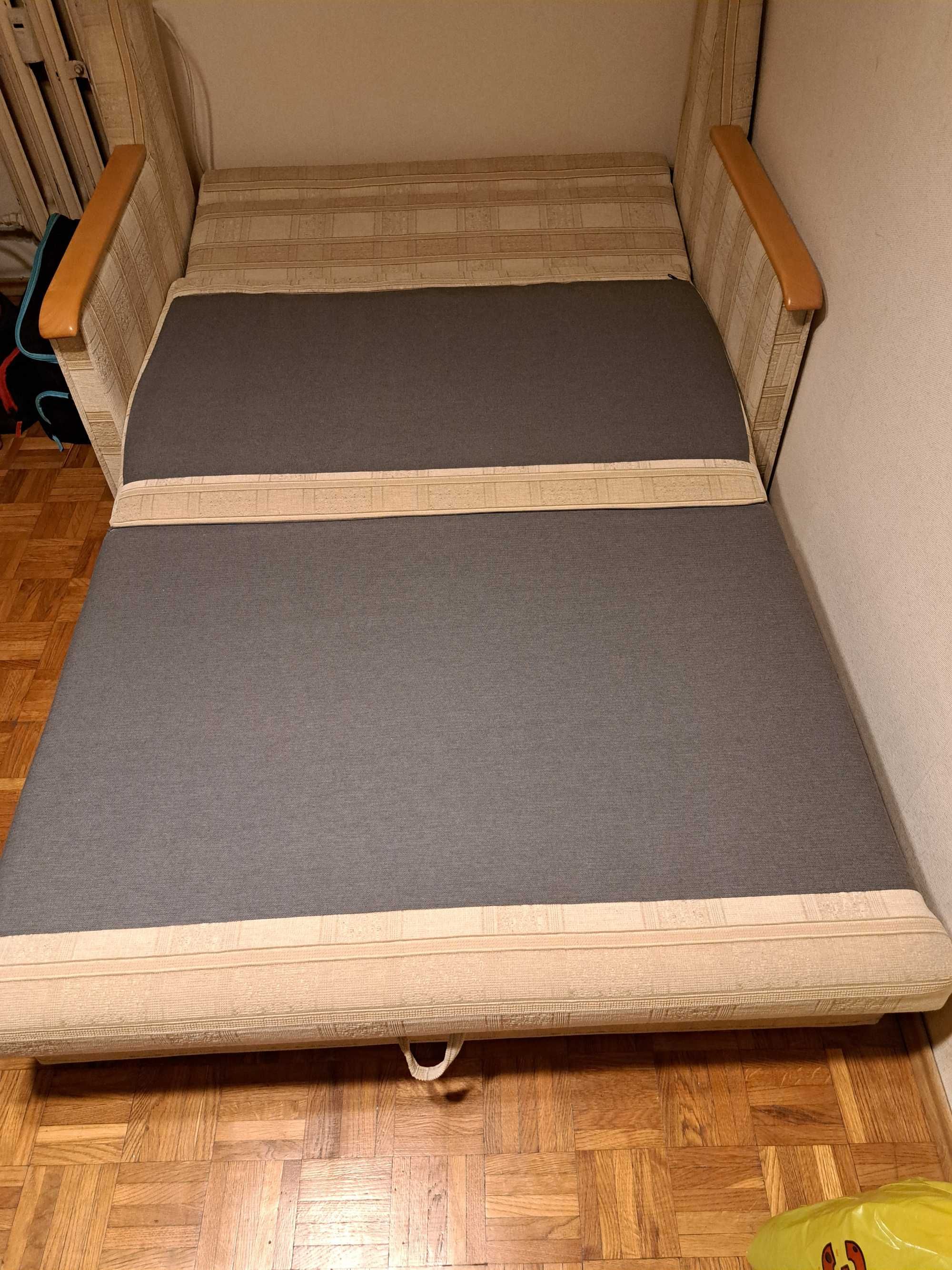 Sofa rozkładana z pojemnikiem na pościel
