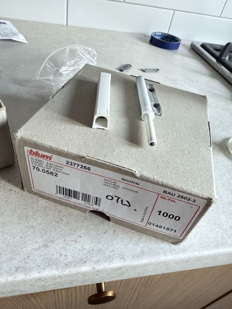 Zestaw 27szt. Blum Tip-On 956A1006 adapter długi biały