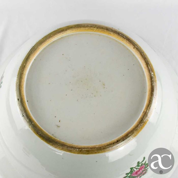 Grande bacia decoração Mandarim, policromada e dourada reinado Guangxu