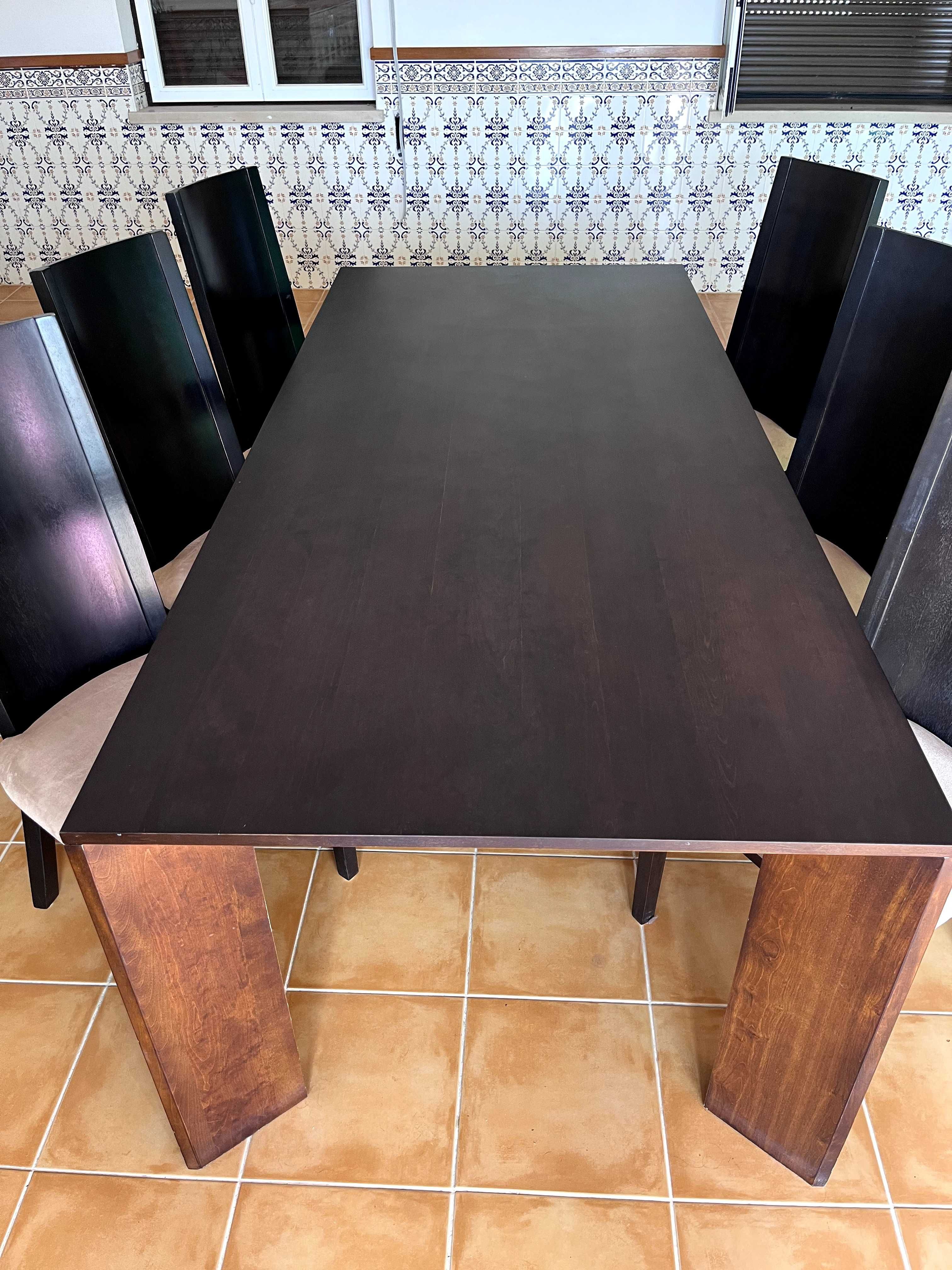 Mesa de Jantar em Madeira Maciça + 6 Cadeiras – Elegância e Qualidade