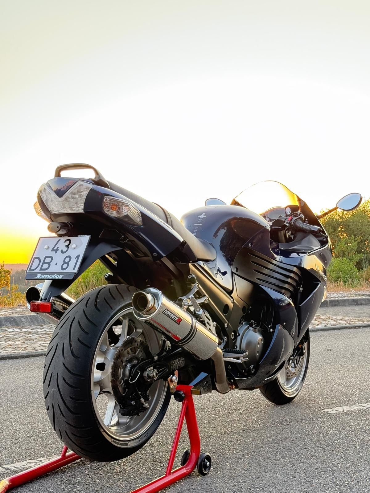Kavasaki zzr 1400 nacional pouquíssimo kms.valor é fixo.