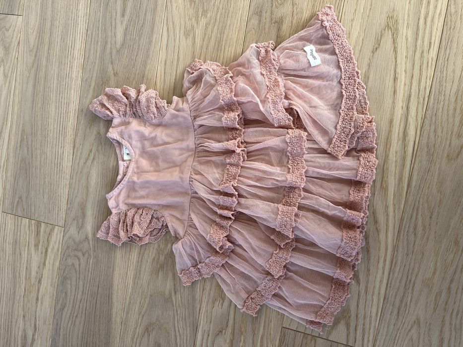 Sukienka Newbie 74 pudrowy róż koronkowa koktajlowa