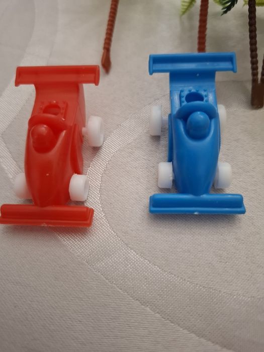 Miniaturas para bolo de aniversário com 4 carrinhos e 5 palmeiras