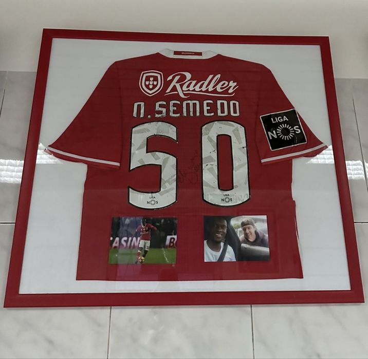Camisola de jogo e assinada Nelson Semedo SLB