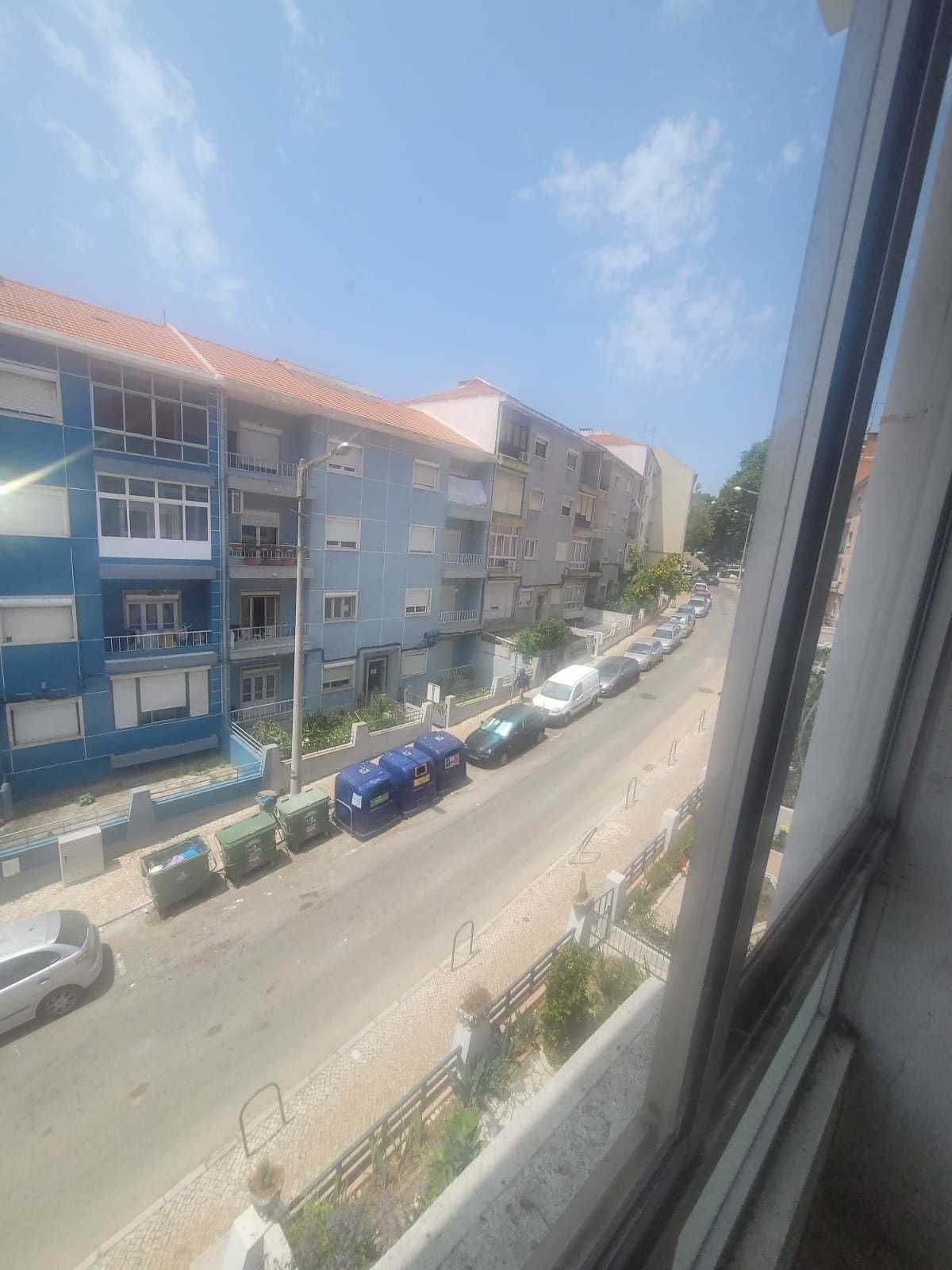 Fantástico Apartamento T2 no Centro Sul, Almada (para obras)