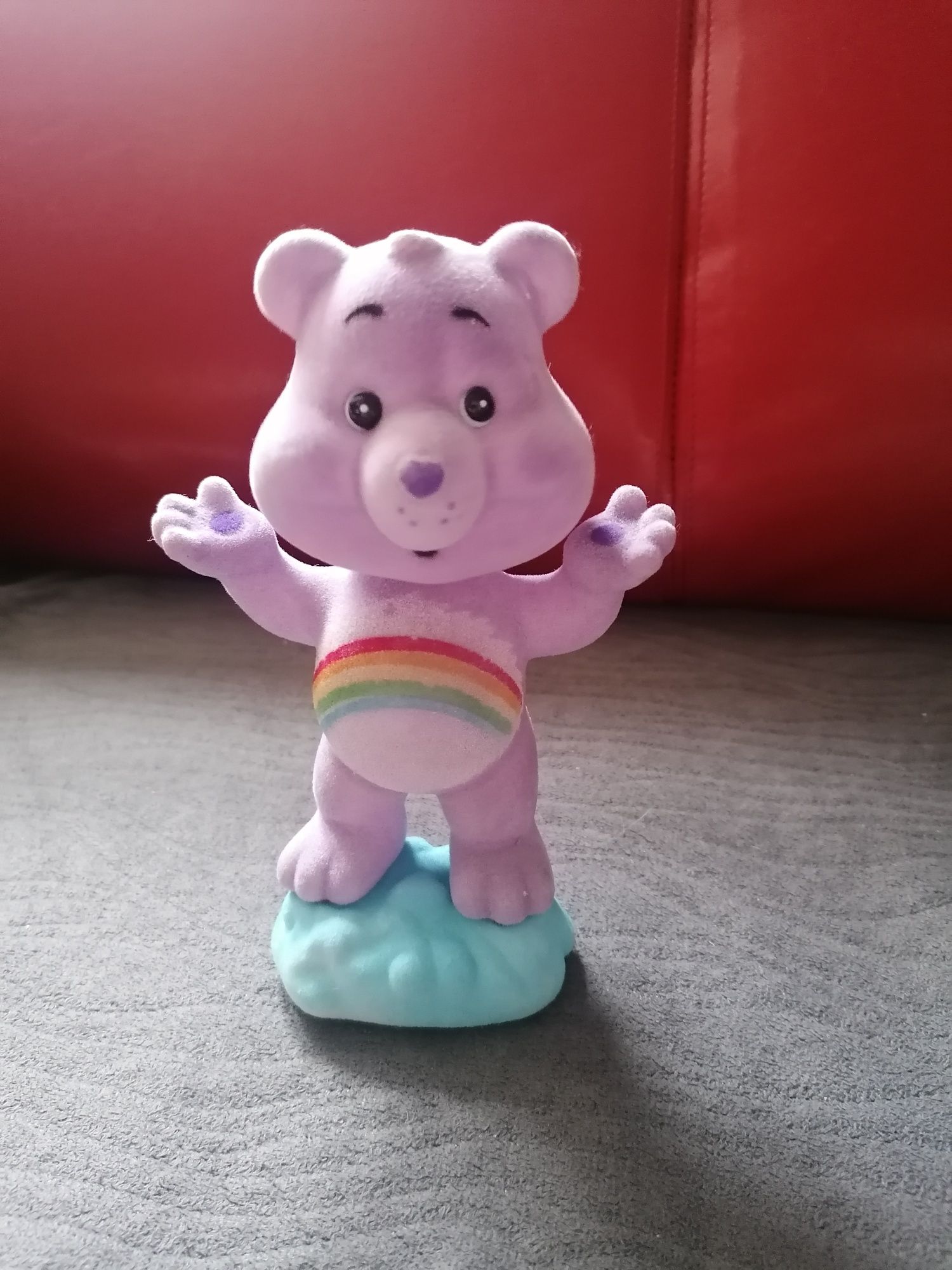 Troskliwe misie figurka z kiwajacą głową tęcza na brzuszku