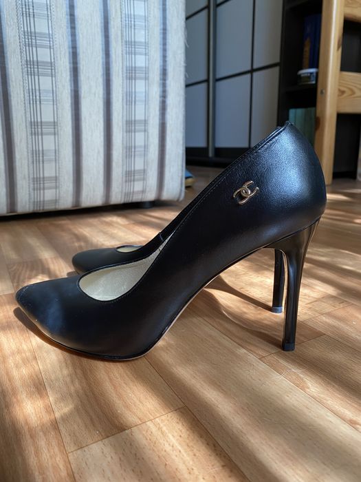 Шкіряні туфлі на шпильці (туфли-лодочки).