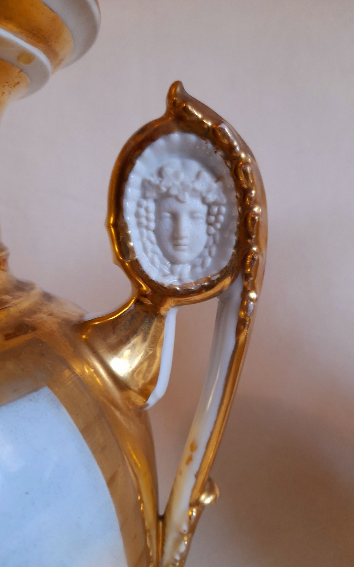 Par de jarras sec. XIX, em porcelana francesa.