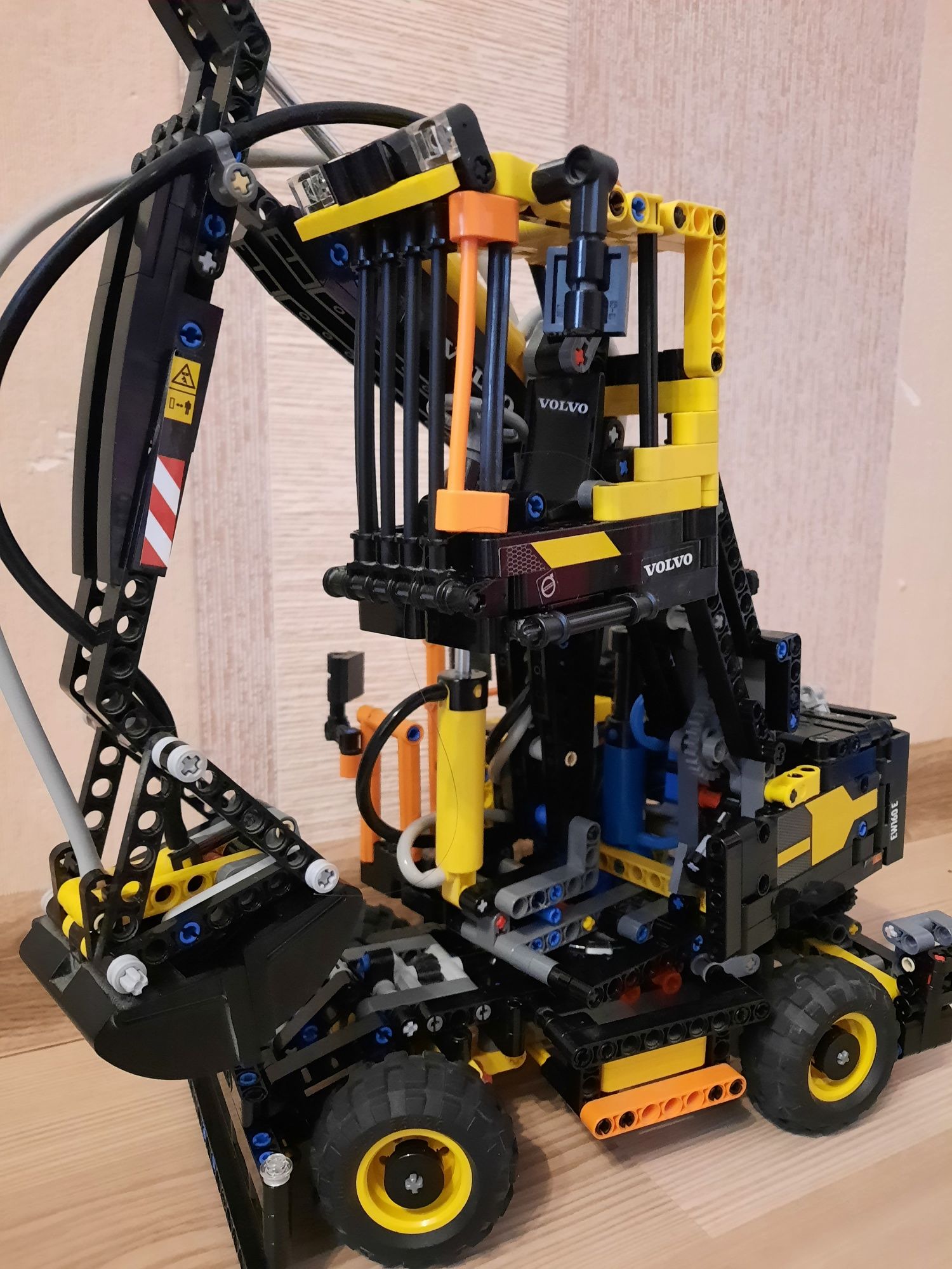 Lego technic 42053 Екскаватор Volvo