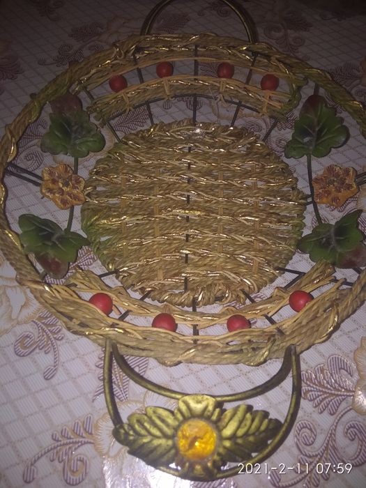 Фруктовница из метала и лозы