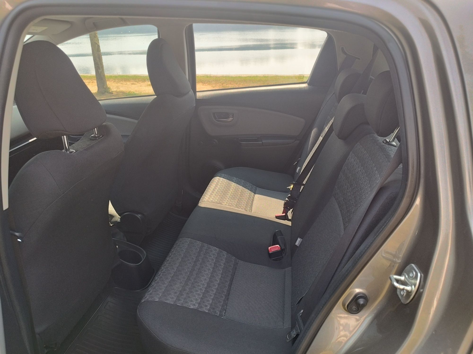 Toyota Yaris 1.0 gasolina 65000km 2016