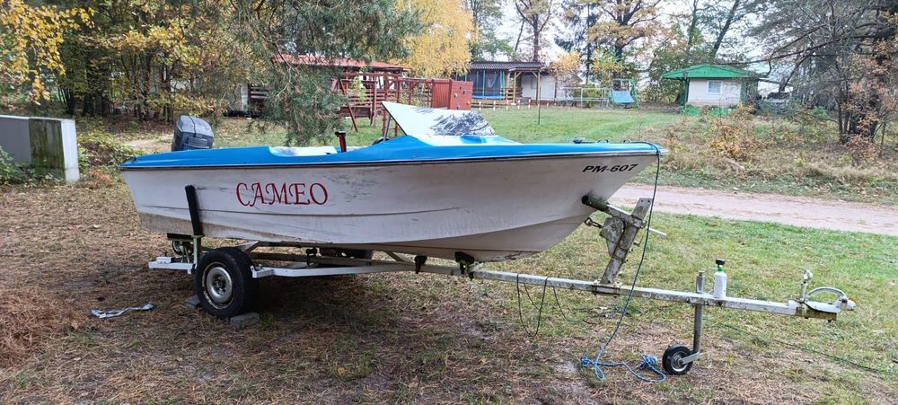 Łódź motorowa z silnikiem