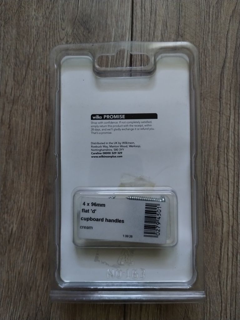 Zestaw czterech plastikowych klamek uchwytów meblowych