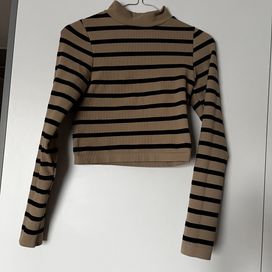 bluzka crop top na długi rękaw sweterek w paski stradivarius