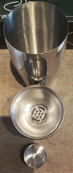 Duży zestaw barmański do robienia drinków  ze stali nierdzewnej.