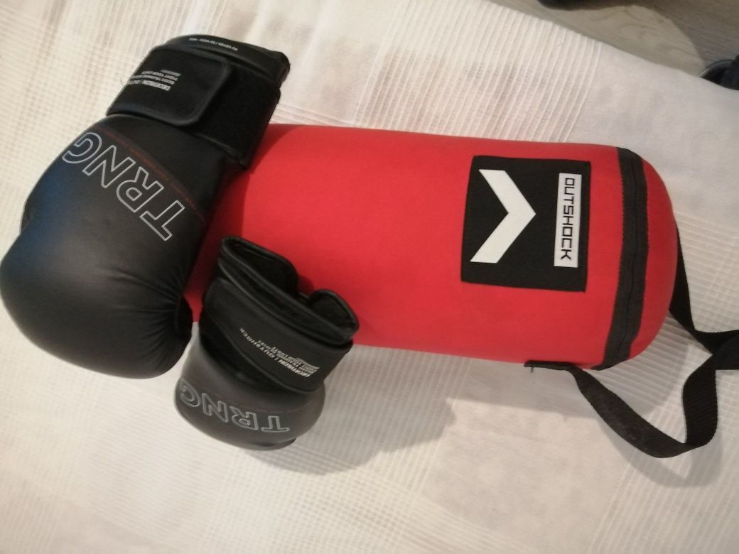Luvas de boxe e saco
