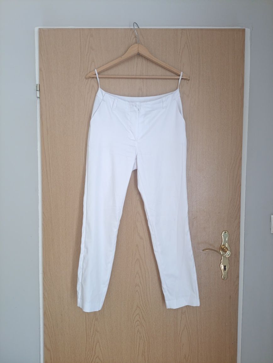 Białe eleganckie spodnie garniturowe damskie koronacji 38 m