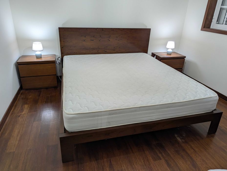 Conjunto de Quarto–Cama King + Estrado e Colchão + 2Mesas de Cabeceira