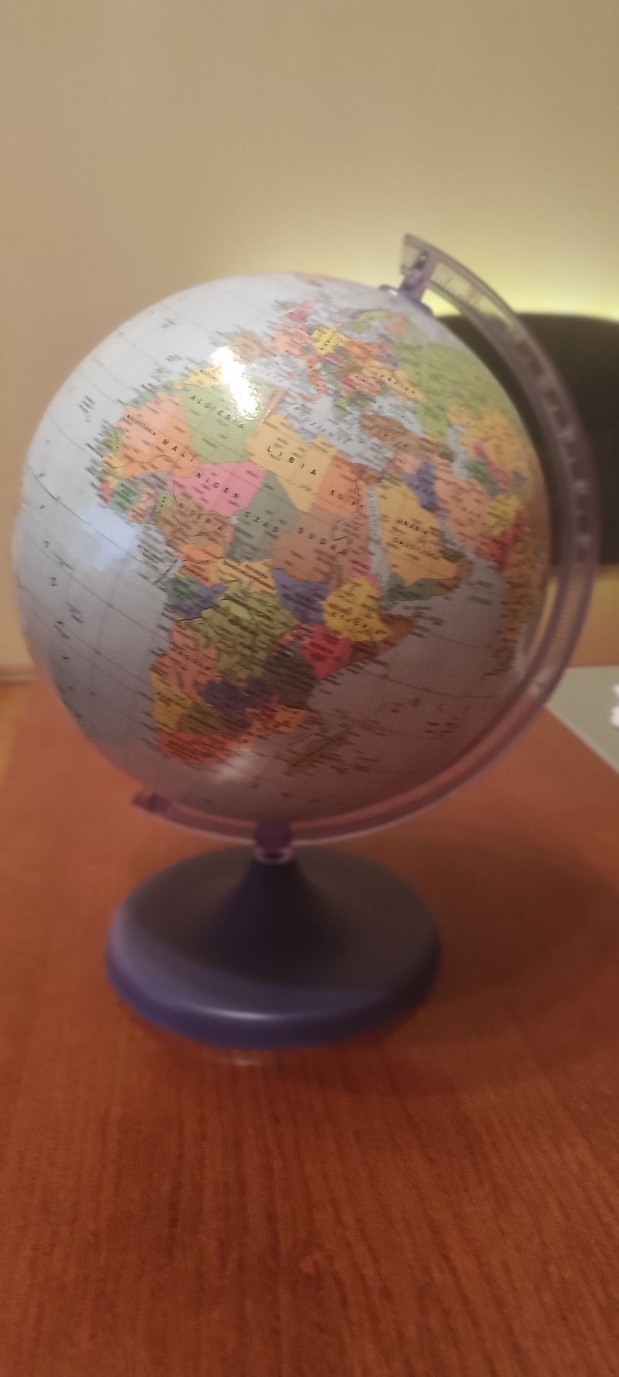 Globus na podstawce