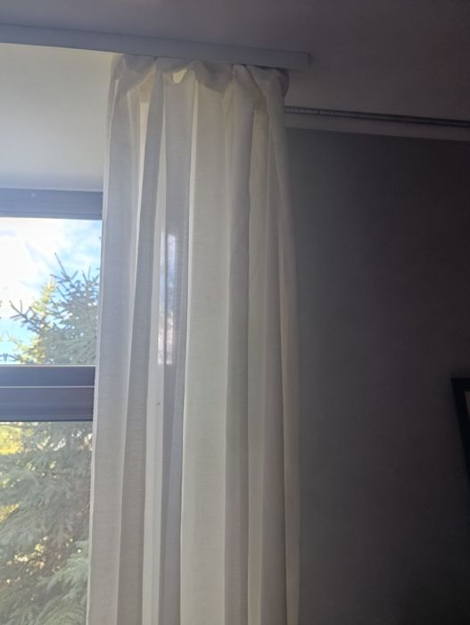 Białe zasłony Ikea